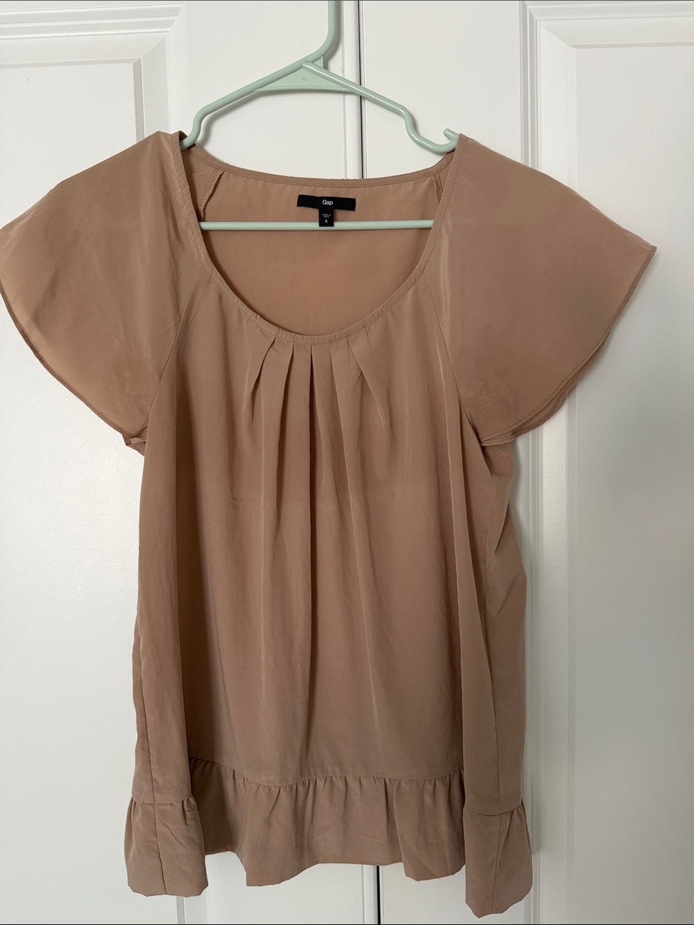 GAP Scoop Neck Short Sleeve Blouse in Taupe